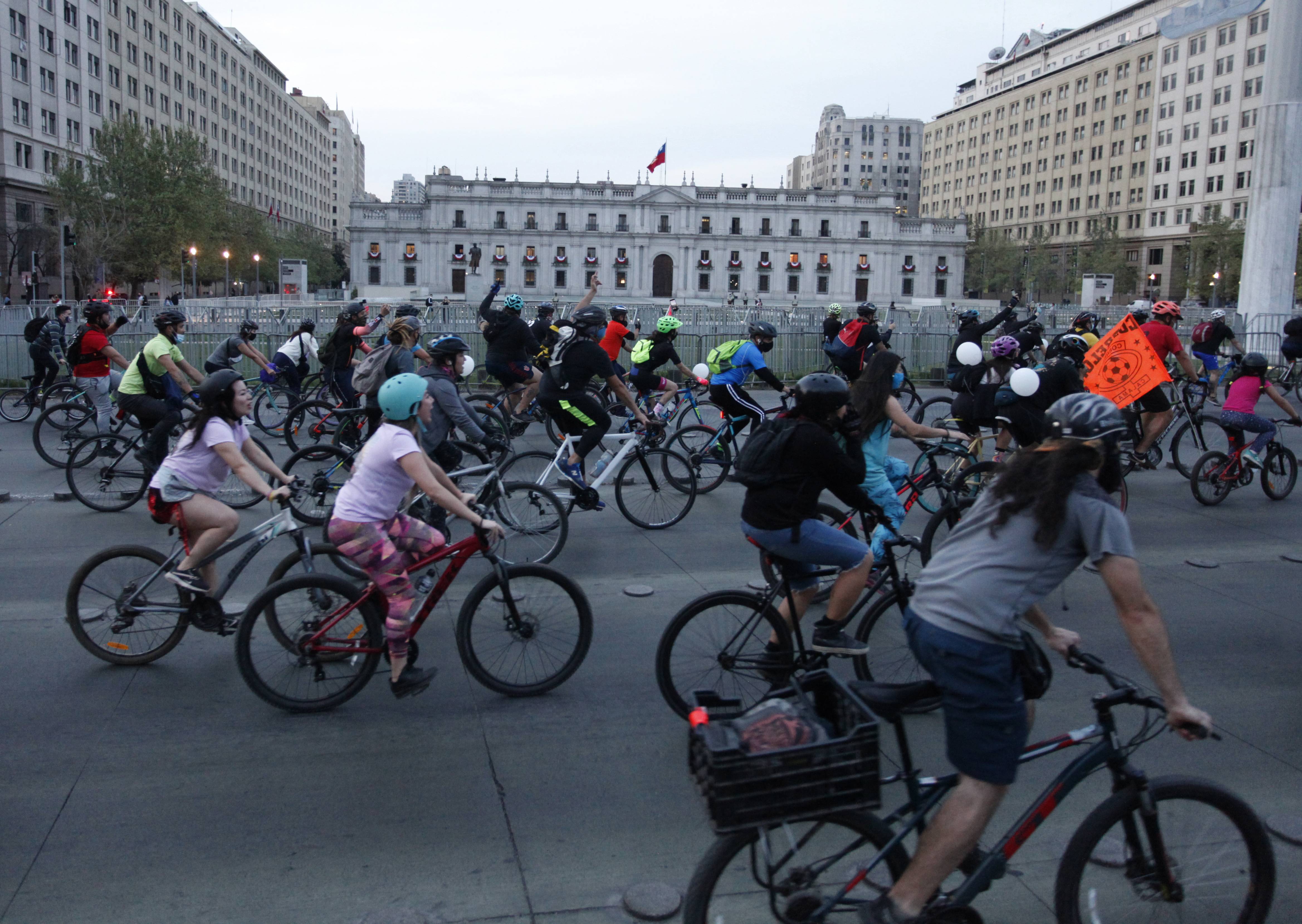 Ciclistas marchan frente a La Moneda Ciclomarchas