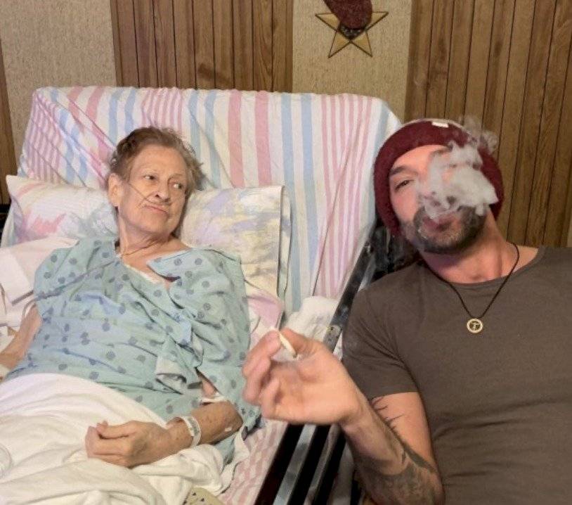 Abuela fumando marihuana