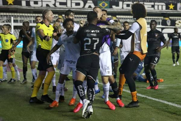 Batalla campal entre Santos y LDU marcó la jornada de la Copa Libertadores