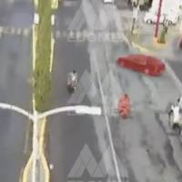 Motociclista intenta ganar el paso a automóvil y se accidenta en el Edomex