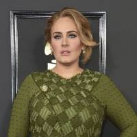 Adele muestra cómo lucir leggings de forma elegante con botines y un maxi abrigo de piel de peluche