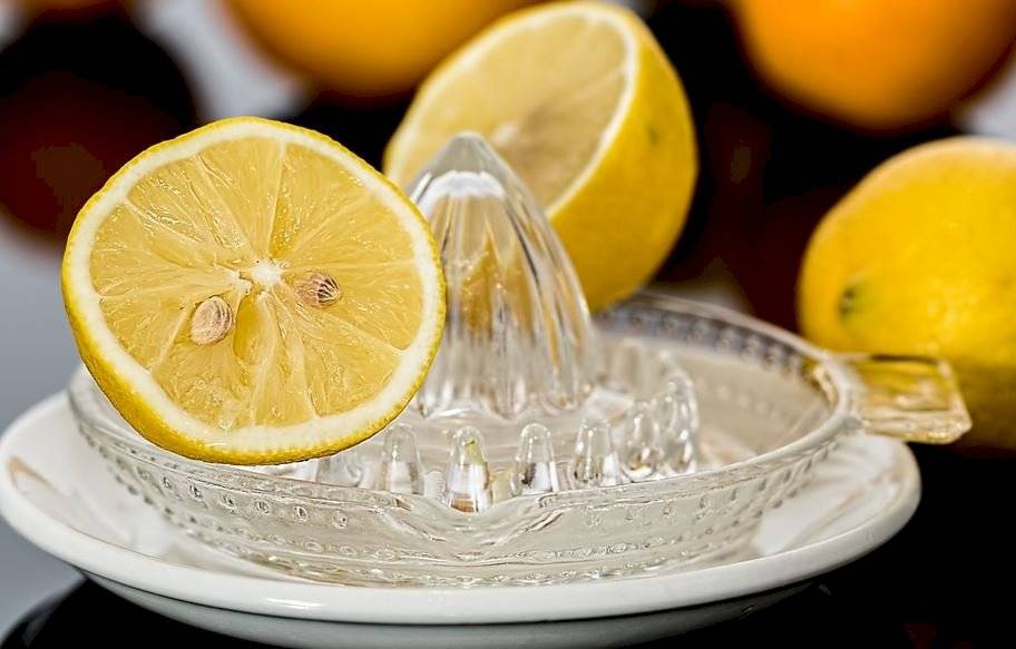 Recuerda de comprar limones frescos y exprímelos justo antes de servirte para una máxima frescura y sabor.
