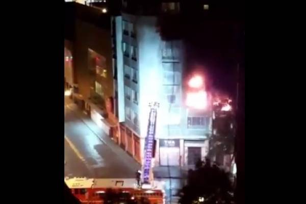 Incendio en Santiago centro: persona quedó en riesgo vital tras intentar rescatar a mascota encerrada