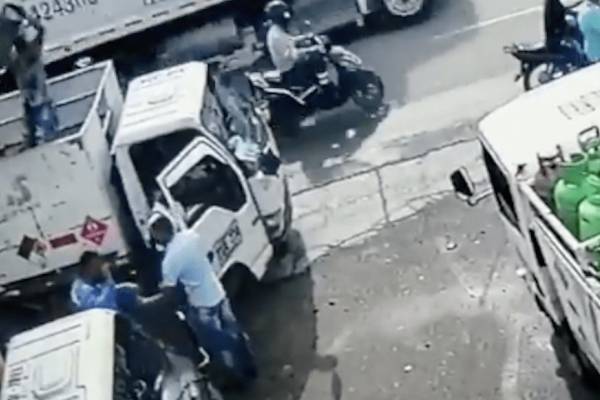 Hombre frustra asalto tras lanzarle un cilindro de gas en la cabeza al ladrón