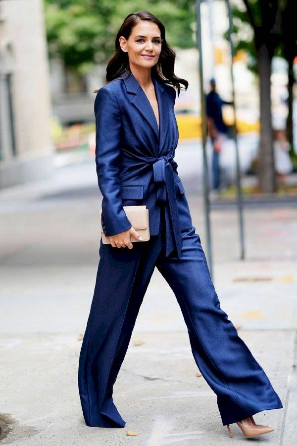 Katie Holmes luce espectacular en un conjunto sastre en azul eléctrico de blazer anudado y pantalón palazzo