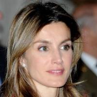 Letizia en su look más arriesgado acierta en un vestido plisado de estampado floral asimétrico y chamarra de gamuza y cuero
