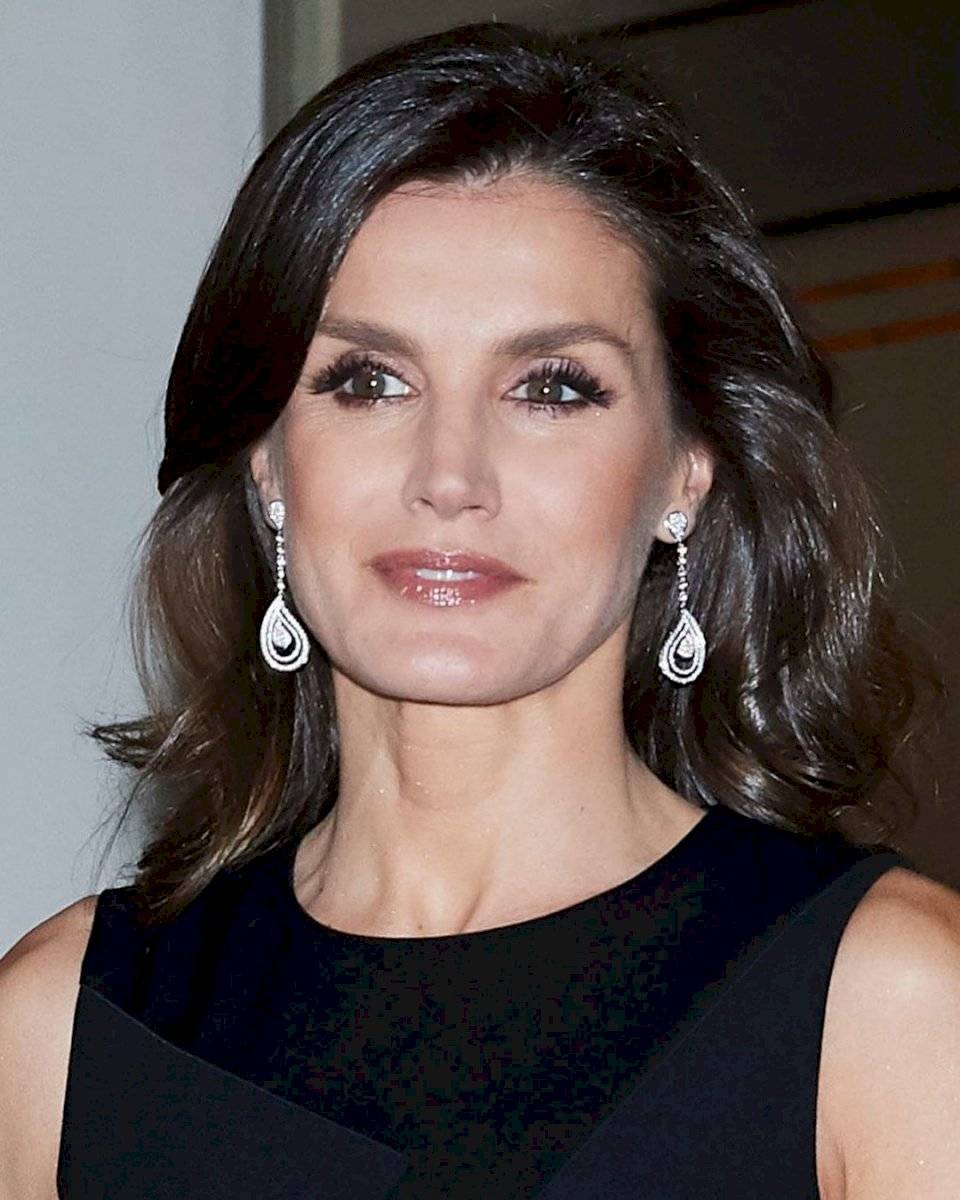 Letizia en su look más arriesgado acierta en un vestido plisado de estampado floral asimétrico y chamarra de gamuza y cuero