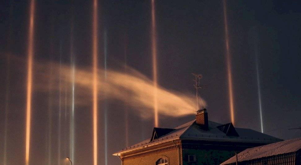 Llamativas columnas de luz iluminan el cielo nocturno en Rusia