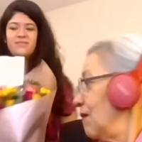Alumnos regalan tablet a profesora de la tercera edad para facilitar las clases