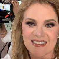 Érika Buenfil enseña cómo lucir con elegancia un leggings floral a sus 57 años