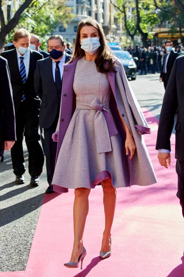 La reina Letizia con un diseño de Carolina Herrera y su pelo largo a sus 42 años