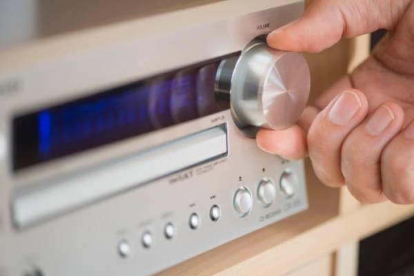 Hombre de 83 muere tras ser arrestado por escuchar música clásica a todo volumen en su casa
