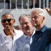 Obama, Bush y Clinton se ofrecen para recibir la vacuna Covid-19
