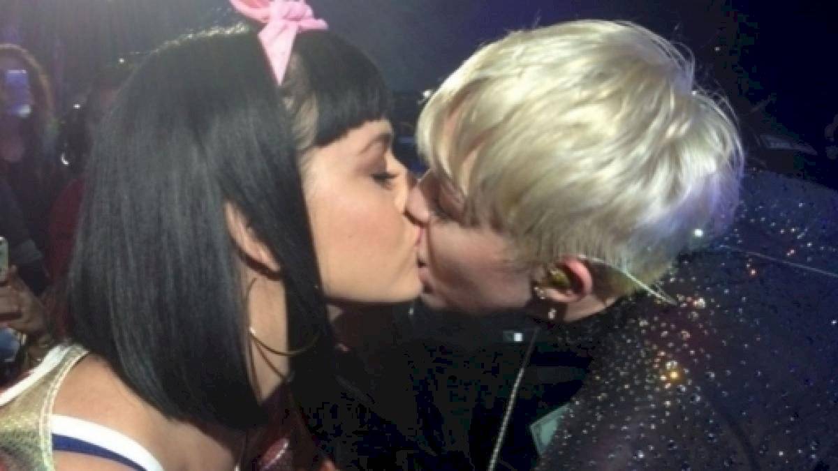 Belinda y las actrices heterosexuales que han besado a otras mujeres