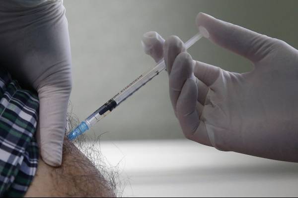 Las razones para priorizar a los primeros vacunados contra el coronavirus en Chile