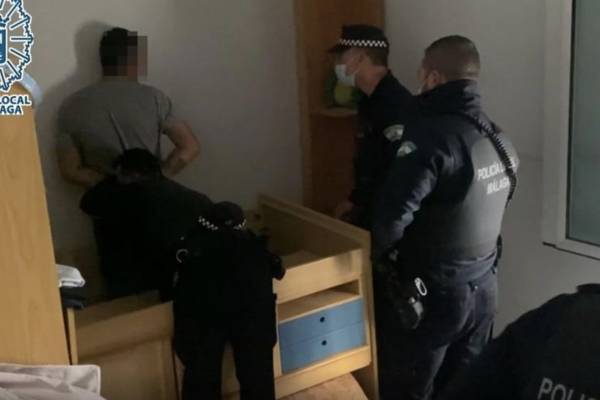 Maltratador era buscado por la policía: lo encuentran escondido dentro de cama nido de sus hijos