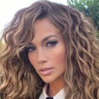 Jennifer Lopez confirma que es la diva del Bronx al lucir su cuerpazo en unos leggings estampados y un mini top negro