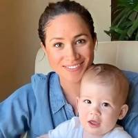 Meghan Markle muestra su humilde sala de estar con un sillón marfil y cojines de rayas, candelabros vintage y cuadros étnicos