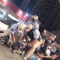 Denuncian abuso policial en Acapulco tras someter a hombre que se embriagaba en vía pública