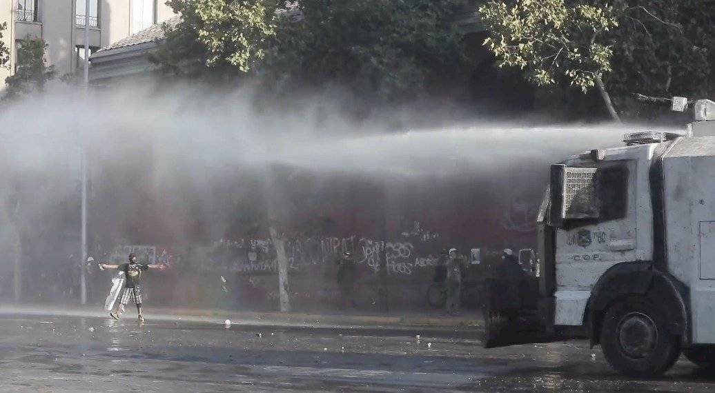 Cañones de agua y gas lacrimógeno para dispersar una protesta antigubernamental