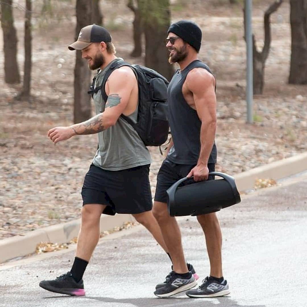 Zac Efron reaparece presumiendo sus enormes músculos en una camiseta sin mangas, mientras se ve con su novia ¿Reconciliación?