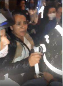 Ciudadanos capturaron a ladrona y le cortaron el cabello