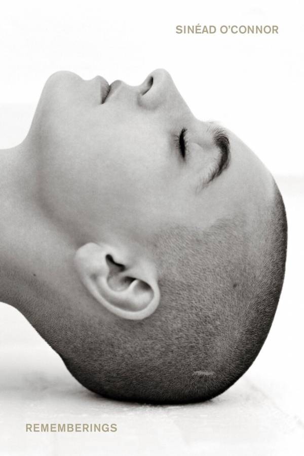 En esta imagen difundida por Houghton Mifflin Harcourt, la portada de "Rememberings", un libro de memorias de Sinead O