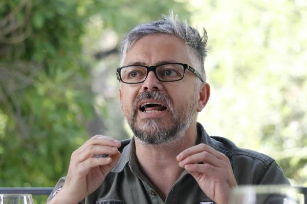 Jorge Baradit: “Los partidos no pueden llevar de candidatos a los dinosaurios de antes”