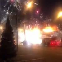 Estallan fuegos artificiales durante incendio de un mercado en Rusia
