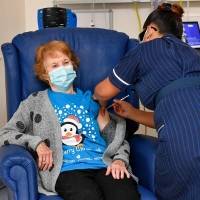 Esta mujer fue la primera en recibir la vacuna de Pfizer contra el coronavirus