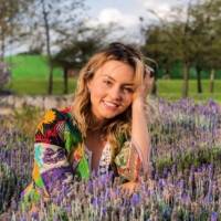 Angelique Boyer muestra el perfecto look de fin de año con jean skinny y blazer plateado de flecos