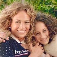 Hija de Jennifer Lopez muestra el look más cómodo de invierno con pants culotte y un cárdigan de lana