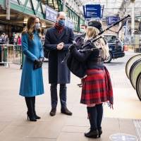 Kate Middleton demostró que es la reina del estilo con un elegante look de abrigo azul y botas altas