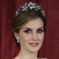 La reina Letizia enamora con su elegancia en un pantalón palazzo verde esmeralda con top de seda perlada y maxi blazer