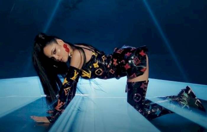 Natti en vestido