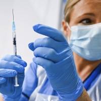 FDA trabaja para aprobar uso de emergencia de la vacuna contra el COVID-19
