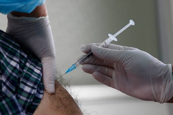 Cadem: un 36% de los encuestados se vacunaría inmediatamente contra el coronavirus