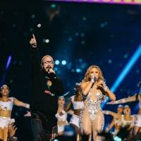 Así es como JLo presume las zapatillas de 190 dólares que J Balvin diseñó