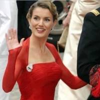 Reina Letizia es pura elegancia y estilo en un leggings de cuero con top negro y gabardina fucsia