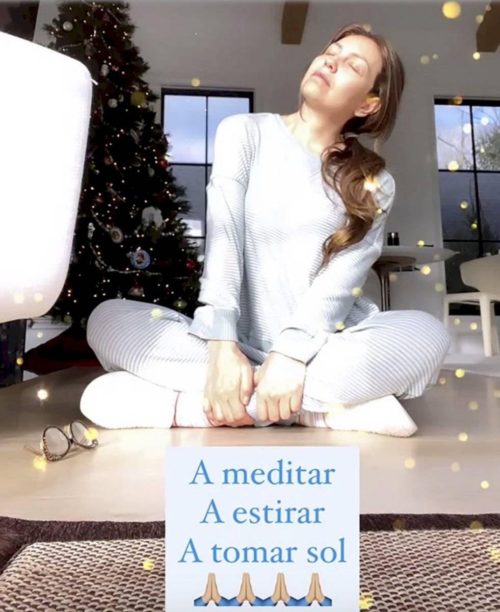 Con migraña y sin maquillaje se deja ver Thalía en redes