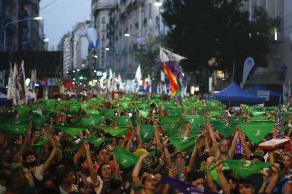 Diputados aprueban la legalización del aborto en Argentina: proyecto pasa al Senado
