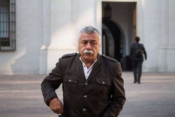 Carlos Caszely: "Colo Colo está con un pie en la B, la única solución es que suspendan el Campeonato"