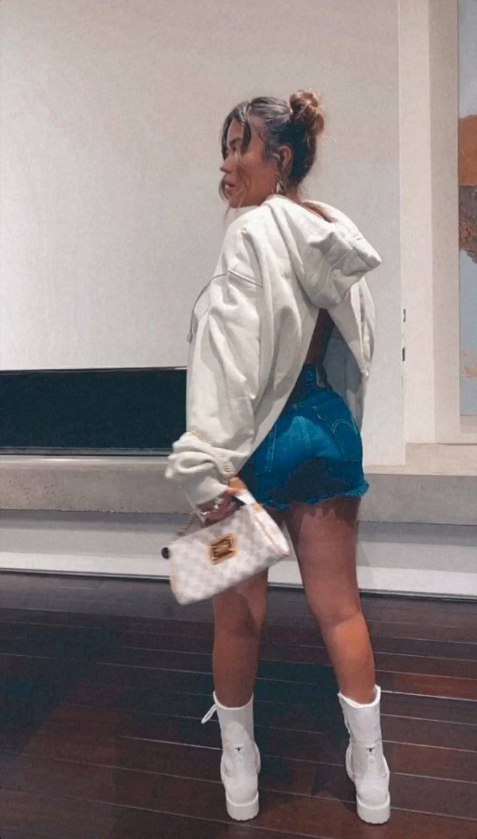 Karol G muestra como sí se puede ser sexi hasta con botas de combate