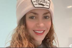 Shakira luce más juvenil que nunca con un pants fucsia y sudadera rosa tejida en salida a un restaurante