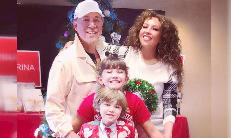 Thalia con su familia
