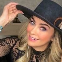 Aracely Arámbula enamora en un pantalón palazzo con un maxi blazer de encaje en un atuendo elegante y chic