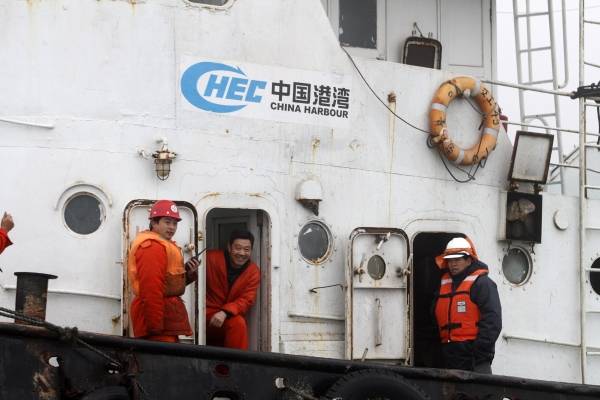 "Megatiburón" al ataque en aguas chilenas: flota china empezó a pescar calamares frente a costas de Temuco