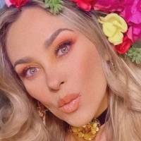 Aracely Arámbula deslumbra en un jean a la cadera con crop top y maxi cárdigan de lunares