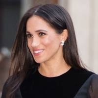 Meghan Markle deslumbra con una falda lápiz tweed y una blusa de gasa blanca