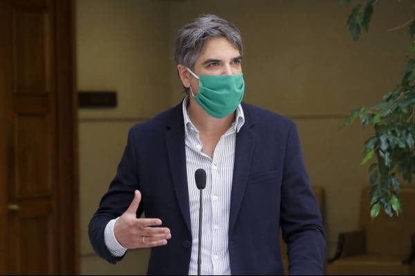Diputado Fuenzalida "rectifica" tras ola de críticas: "No soy antivacuna, sólo pido cautela"